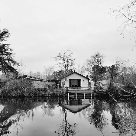 Rustig Gelegen Chalet Kapeki Met Tuin Aan Het Water Geel Exterior foto