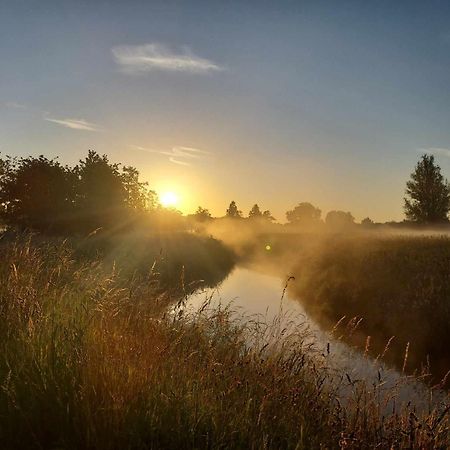Rustig Gelegen Chalet Kapeki Met Tuin Aan Het Water Geel Exterior foto