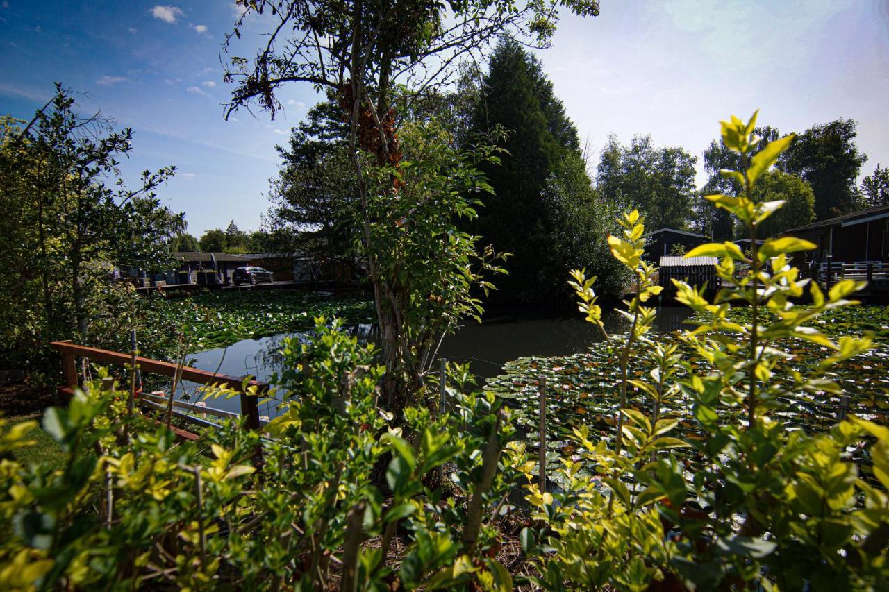 Rustig Gelegen Chalet Kapeki Met Tuin Aan Het Water Geel Exterior foto