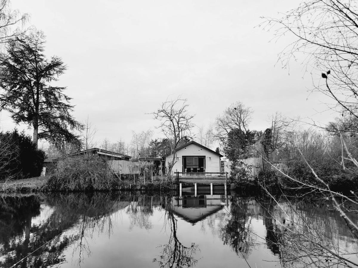 Rustig Gelegen Chalet Kapeki Met Tuin Aan Het Water Geel Exterior foto